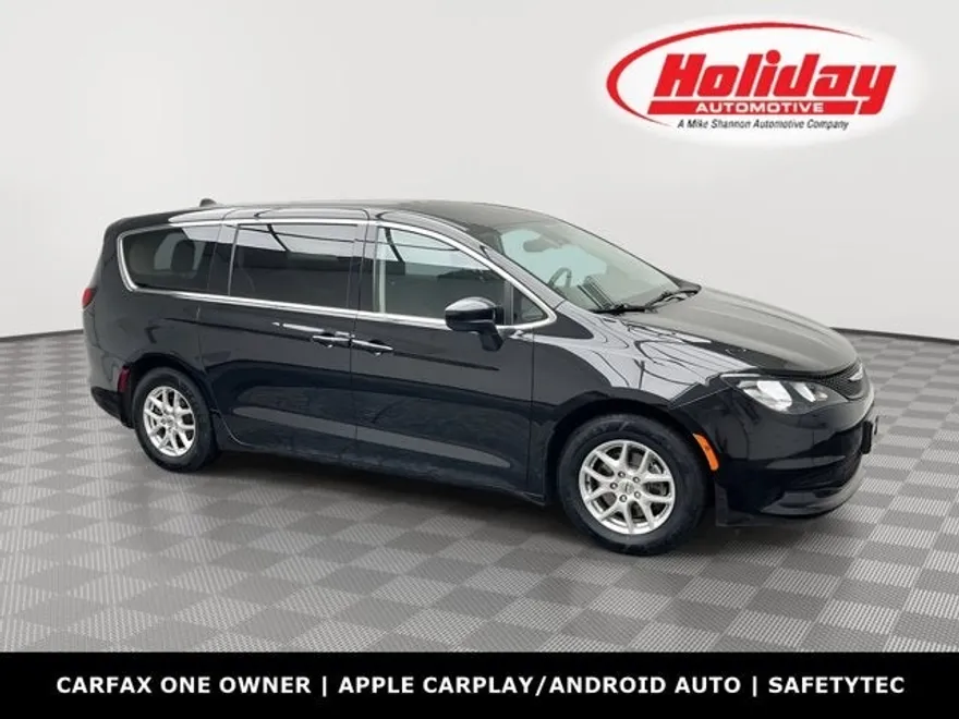 2022 Chrysler Voyager LX photo 1