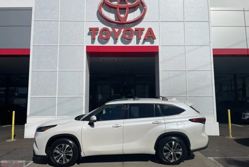 2020 Toyota Highlander XLE photo 1