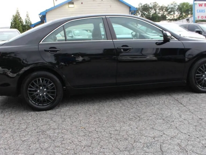 2009 Toyota Camry LE photo 1