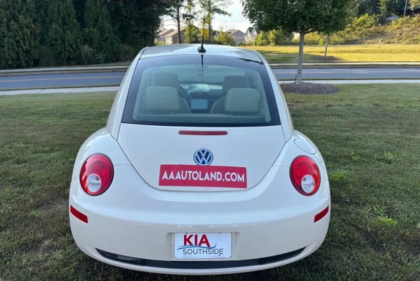 2009 Volkswagen Beetle Base photo 1