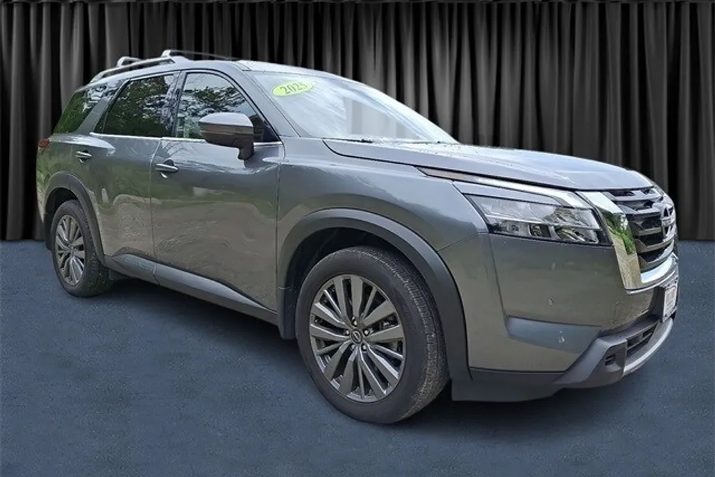 2025 Nissan Pathfinder SL photo 1