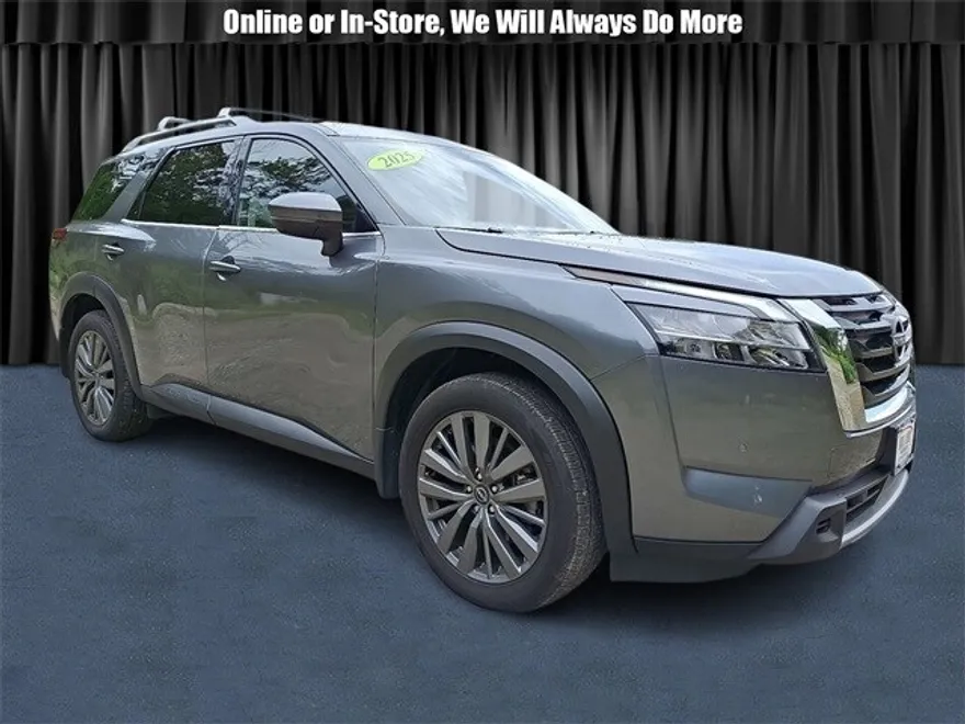 2025 Nissan Pathfinder SL photo 1