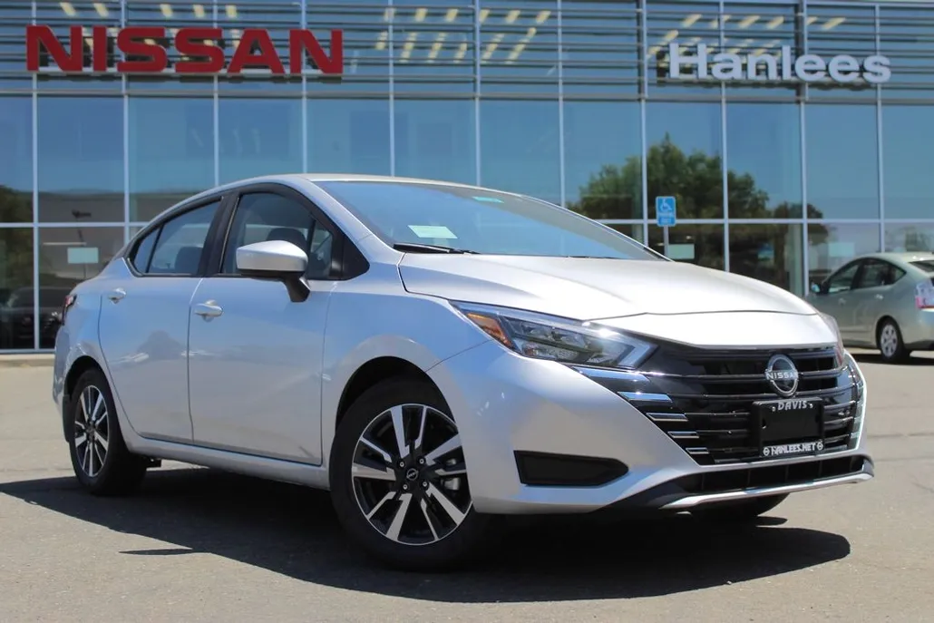 2025 Nissan Versa 1.6 SV photo 1