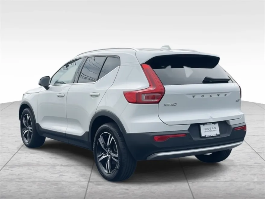 2023 Volvo XC40 Plus photo 1