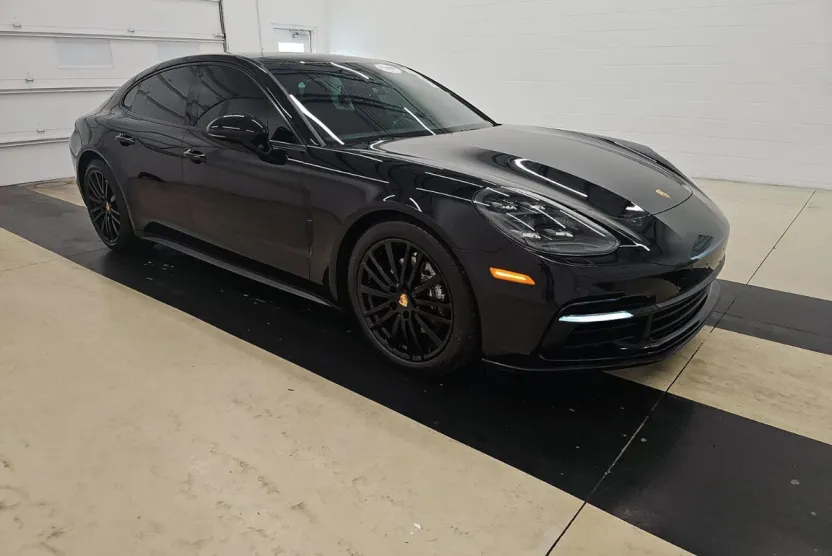 2018 Porsche Panamera 4 photo 1