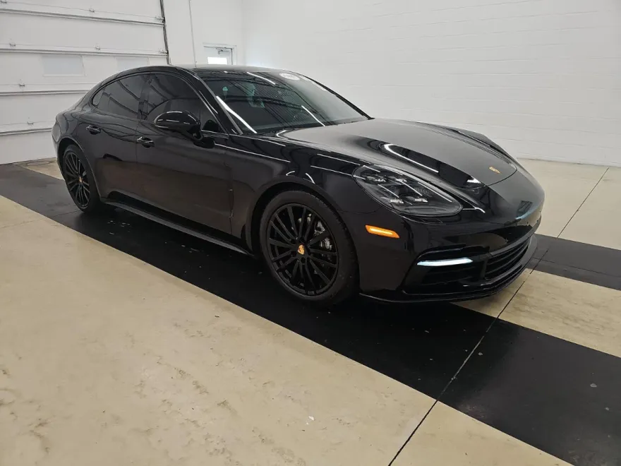 2018 Porsche Panamera 4 photo 1