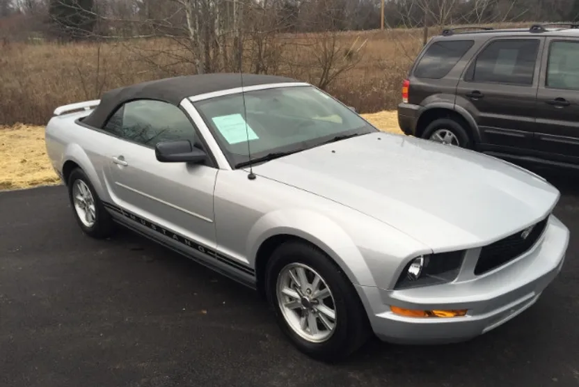 2006 Ford Mustang Convertible photo 1