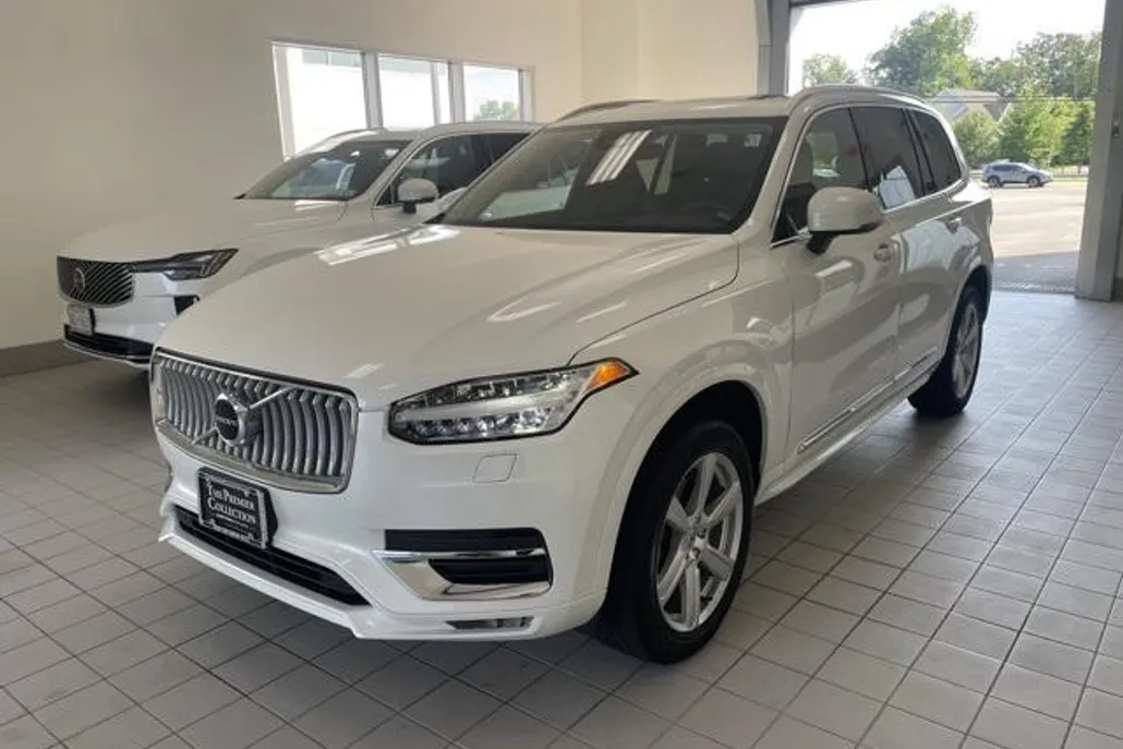 2024 Volvo XC90 B5 Core photo 1
