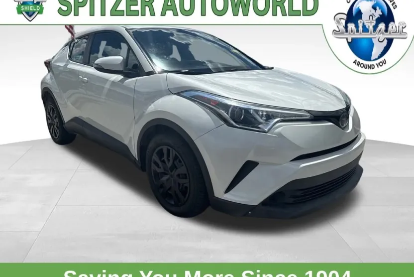 2019 Toyota C-HR LE photo 1