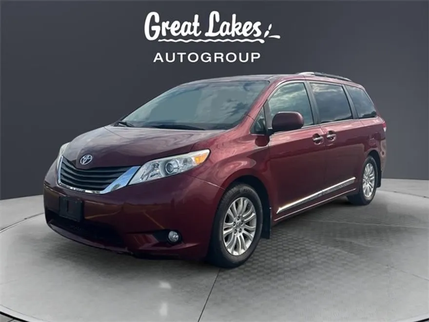 2014 Toyota Sienna XLE photo 1