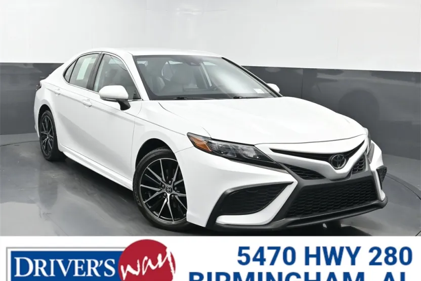 2022 Toyota Camry SE photo 1