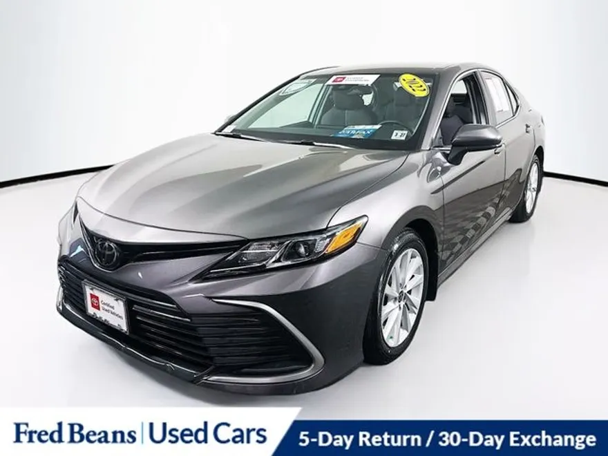 2022 Toyota Camry LE photo 1