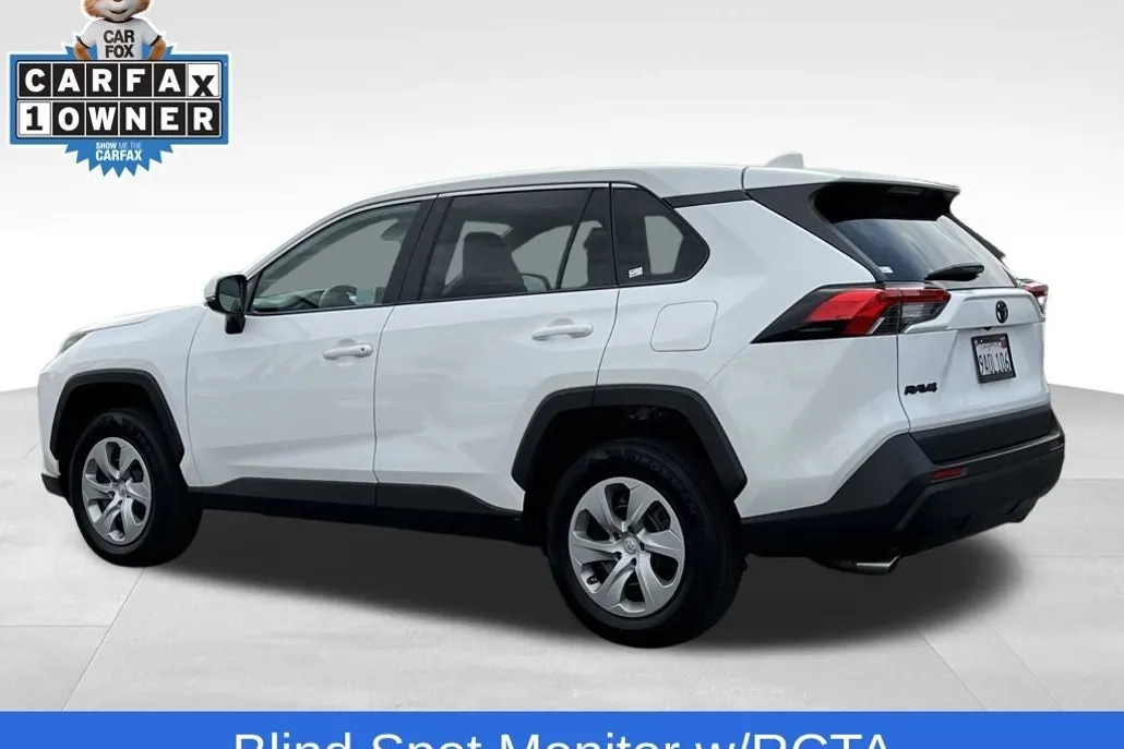 2022 Toyota RAV4 LE photo 1