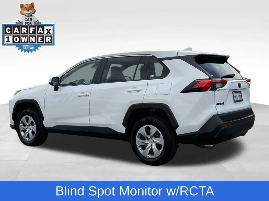 2022 Toyota RAV4 LE photo 1