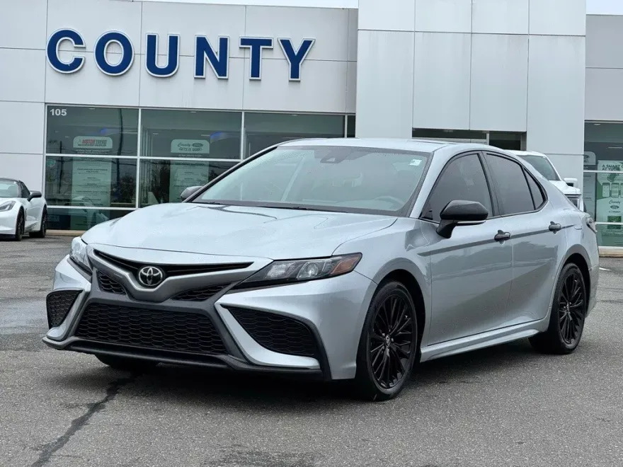 2022 Toyota Camry SE photo 1