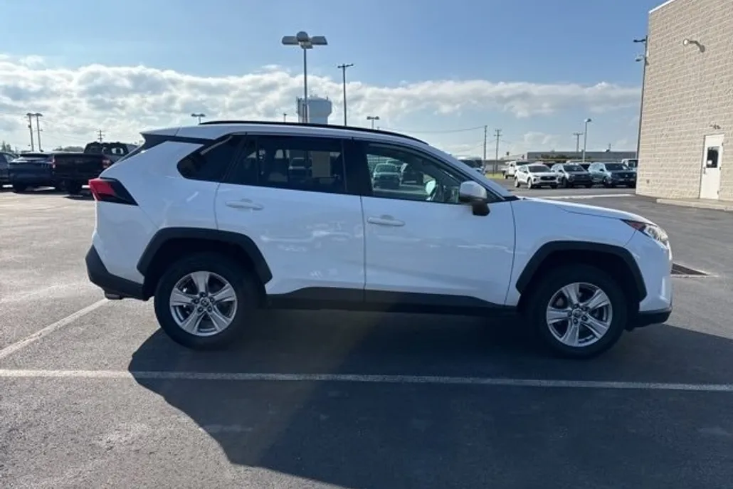 2021 Toyota RAV4 XLE photo 1