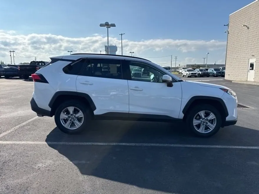 2021 Toyota RAV4 XLE photo 1