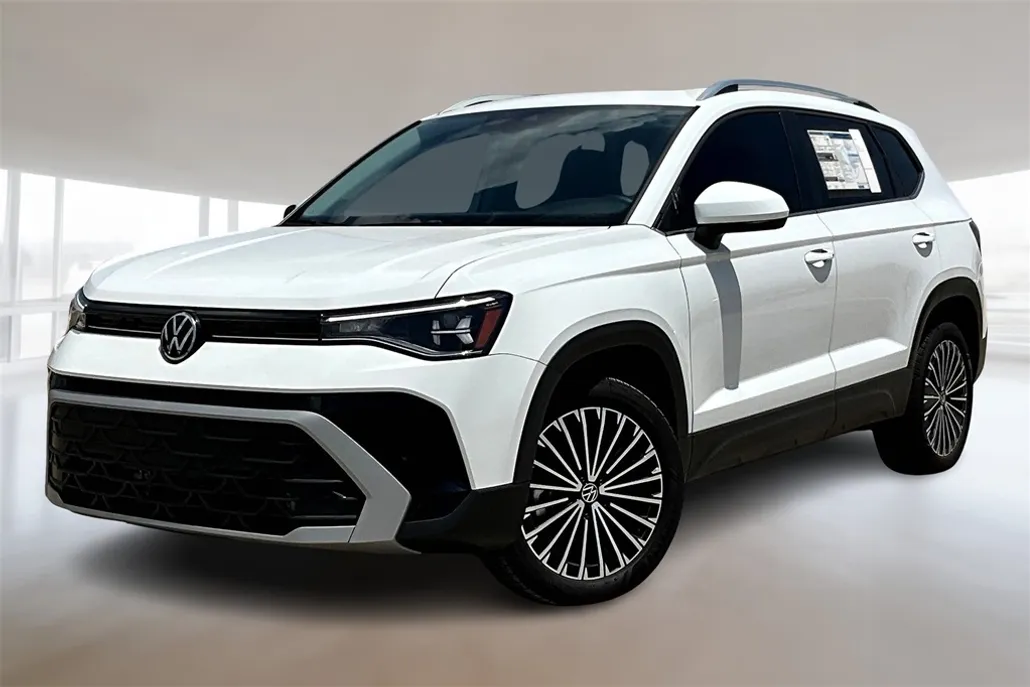 2025 Volkswagen Taos SE photo 1