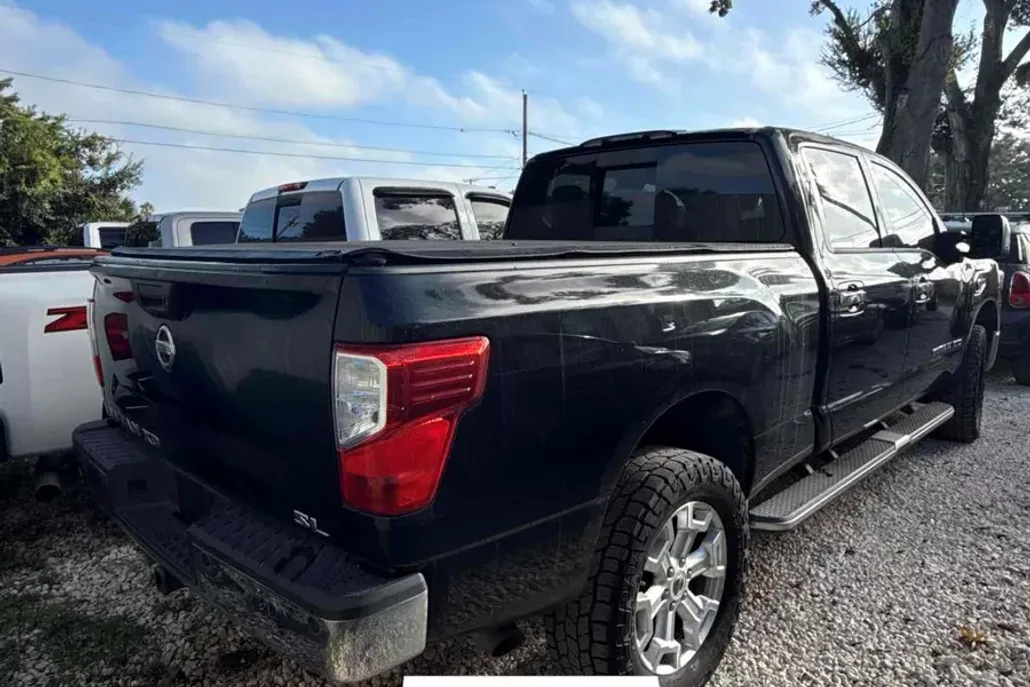 2016 Nissan Titan SL photo 1