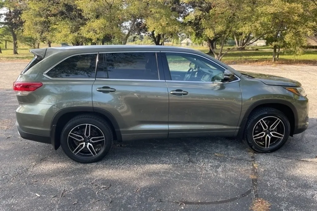 2019 Toyota Highlander Limited photo 1