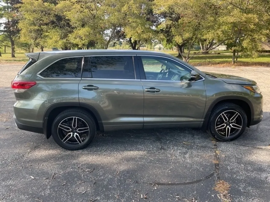 2019 Toyota Highlander Limited photo 1