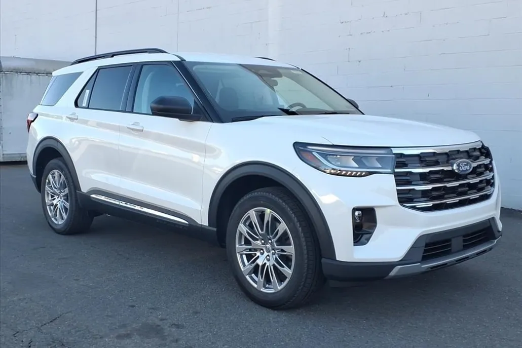2025 Ford Explorer photo 1