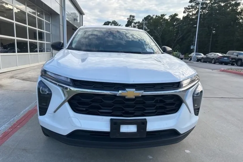 2025 Chevrolet Trax LS photo 1