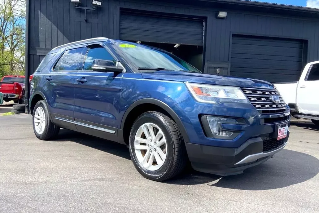 2016 Ford Explorer XLT photo 1