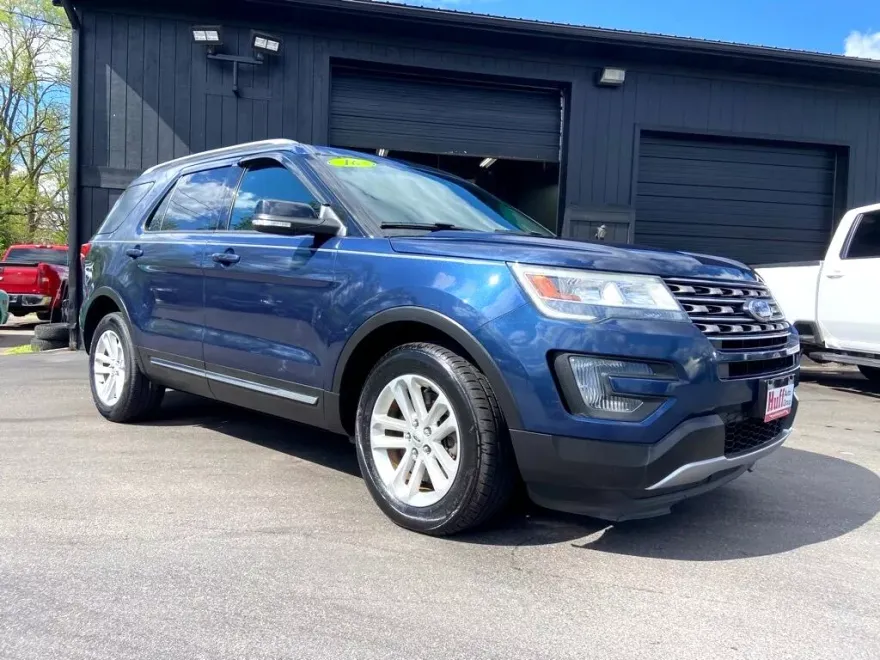 2016 Ford Explorer XLT photo 1