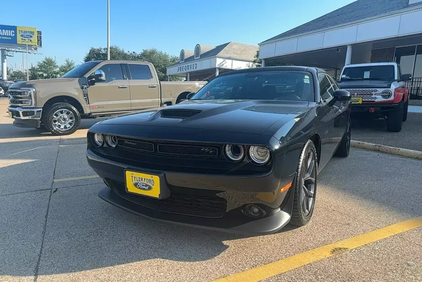 2023 Dodge Challenger R/T photo 1