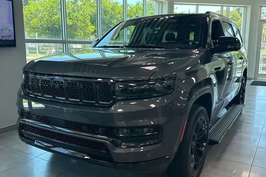 2024 Jeep Grand Wagoneer II photo 1