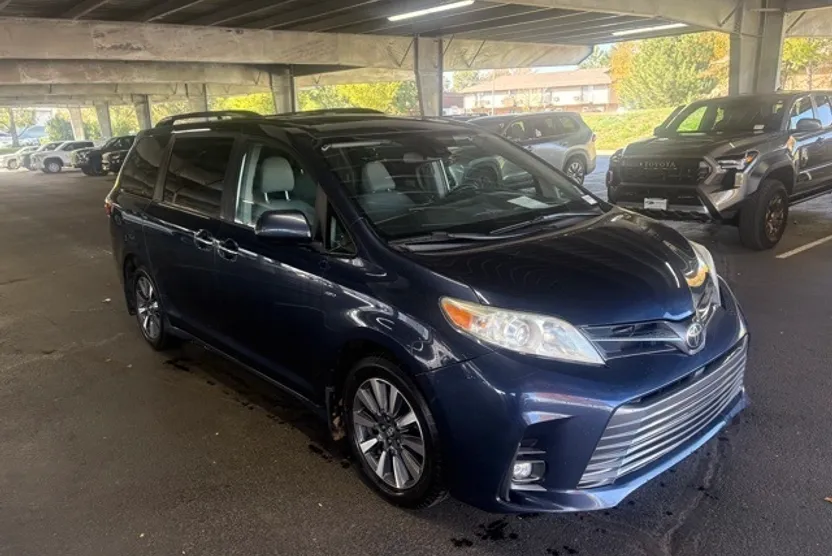 2019 Toyota Sienna XLE photo 1