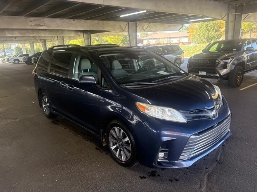 2019 Toyota Sienna XLE photo 1