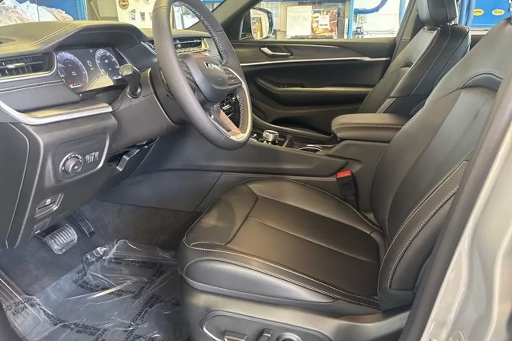 2025 Jeep Grand Cherokee L photo 1