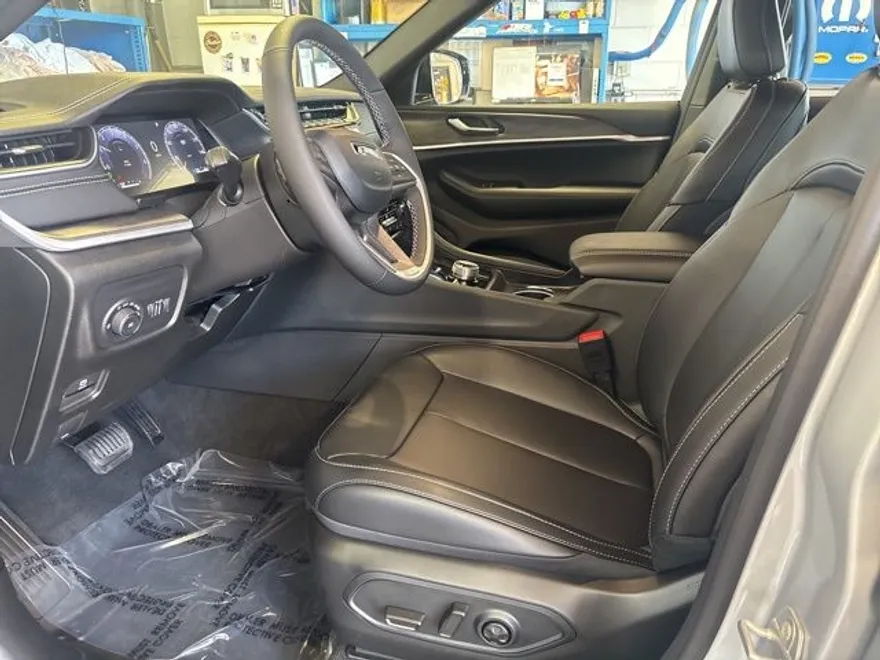 2025 Jeep Grand Cherokee L photo 1
