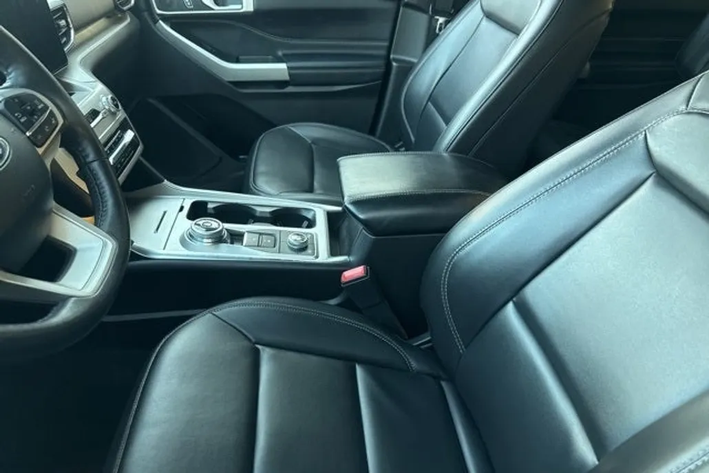 2023 Ford Explorer XLT photo 1