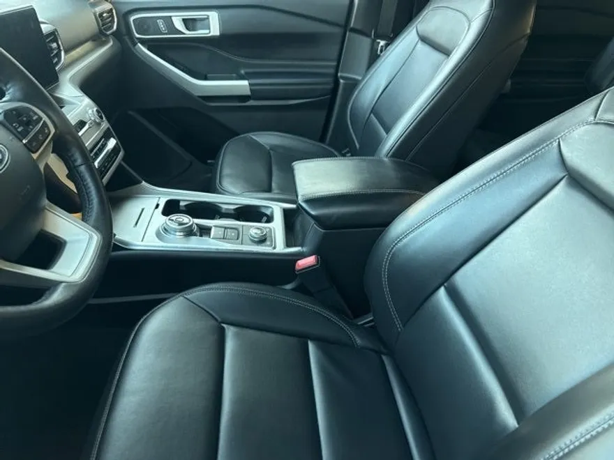 2023 Ford Explorer XLT photo 1