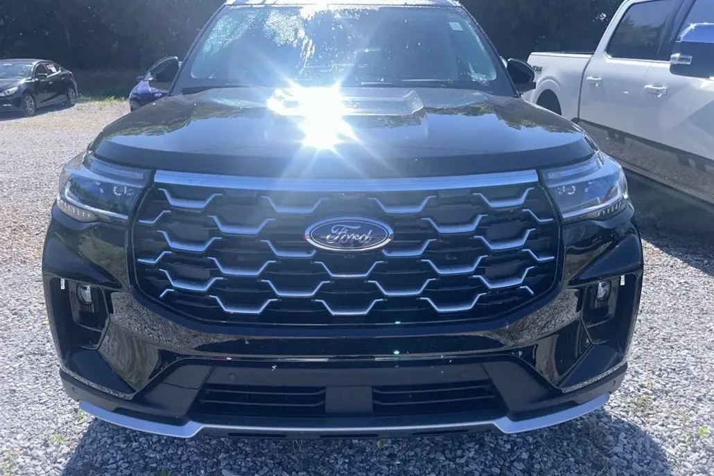 2025 Ford Explorer Platinum photo 1