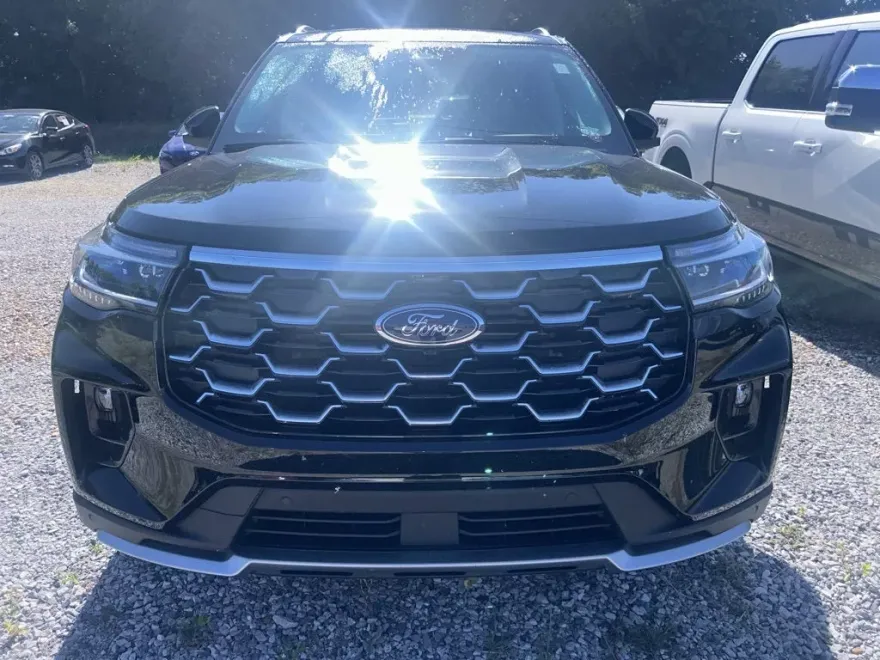 2025 Ford Explorer Platinum photo 1