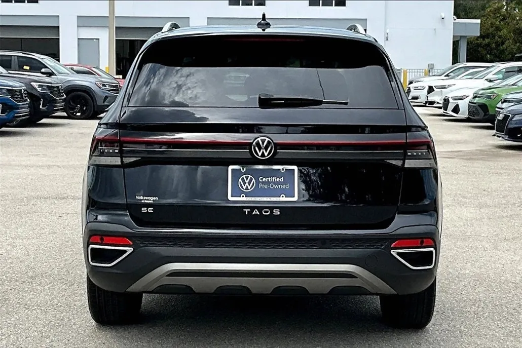 2025 Volkswagen Taos SE photo 1