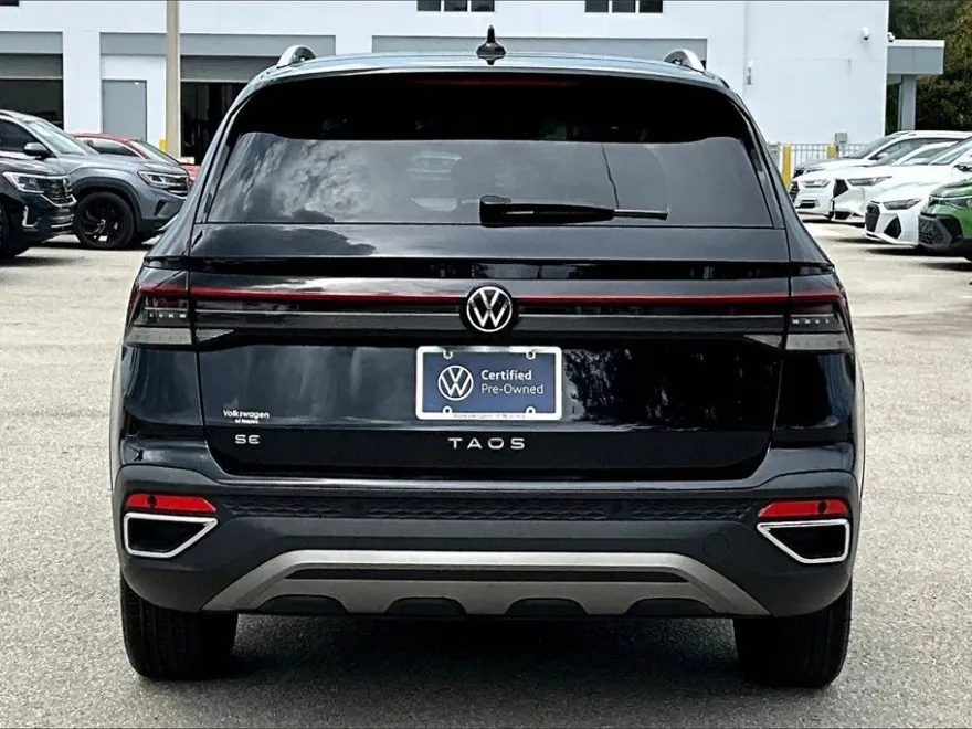 2025 Volkswagen Taos SE photo 1