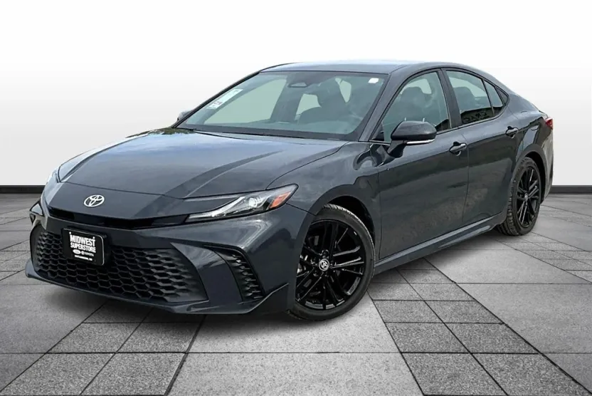 2025 Toyota Camry SE photo 1