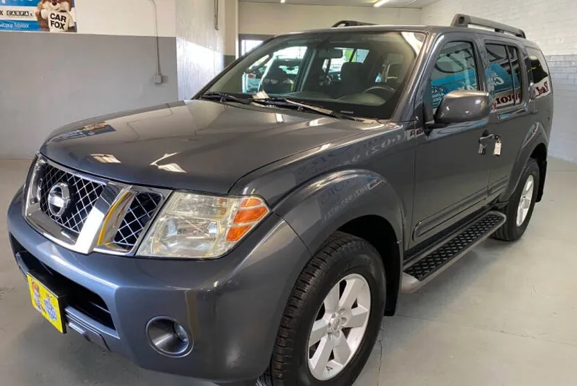 2010 Nissan Pathfinder SE photo 1