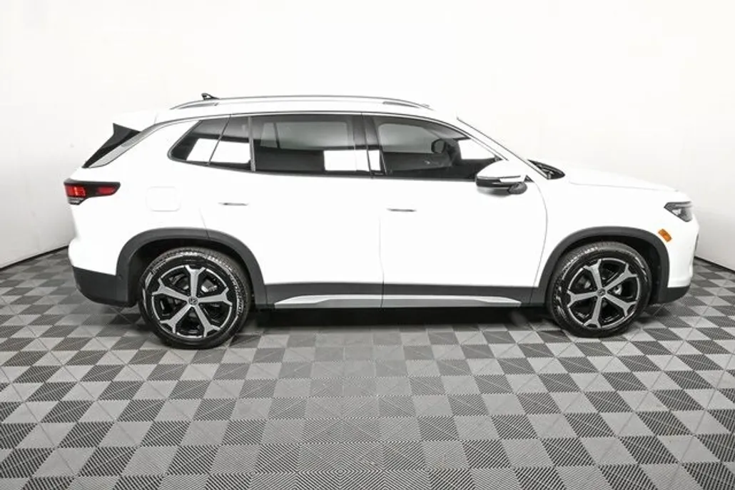 2025 Volkswagen Tiguan SE photo 1