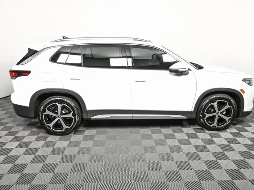 2025 Volkswagen Tiguan SE photo 1