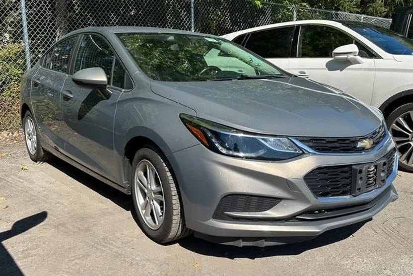 2018 Chevrolet Cruze LT photo 1