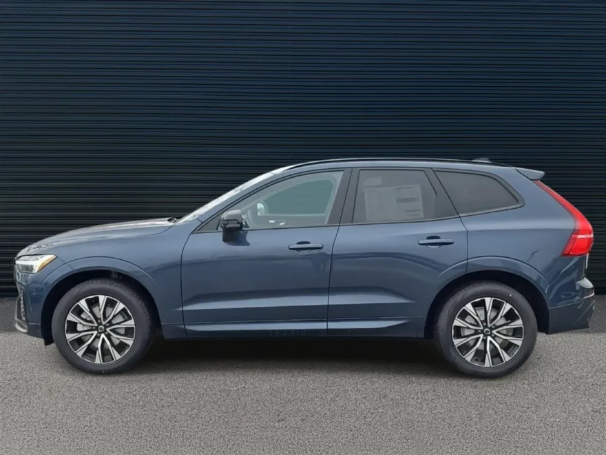 2025 Volvo XC60 B5 Core photo 1
