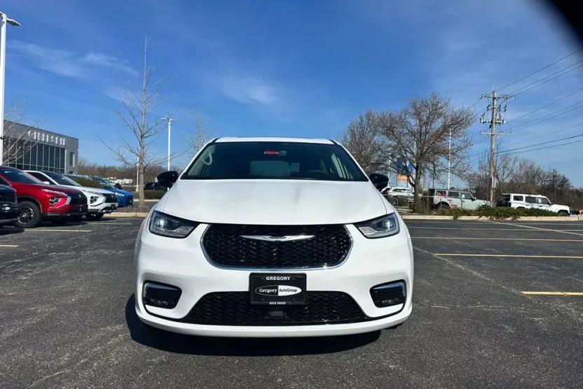 2024 Chrysler Pacifica Limited photo 1