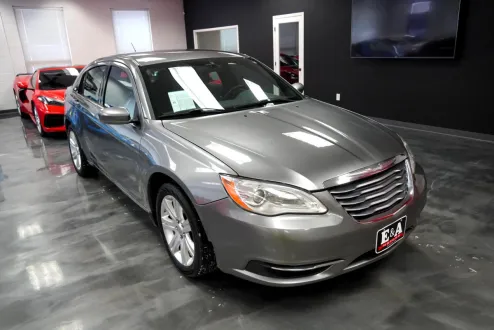 2013 Chrysler 200 Touring photo 2
