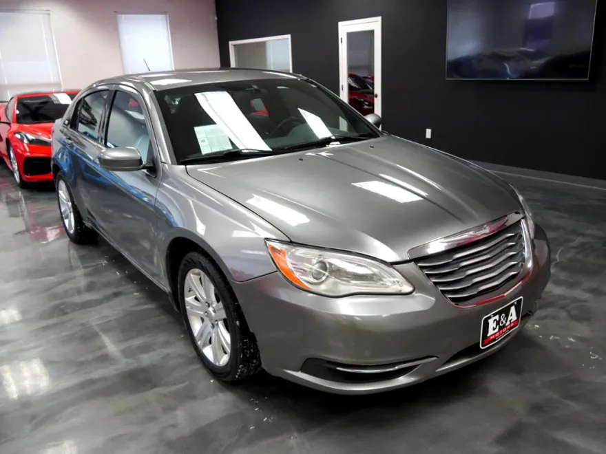 2013 Chrysler 200 Touring photo 2